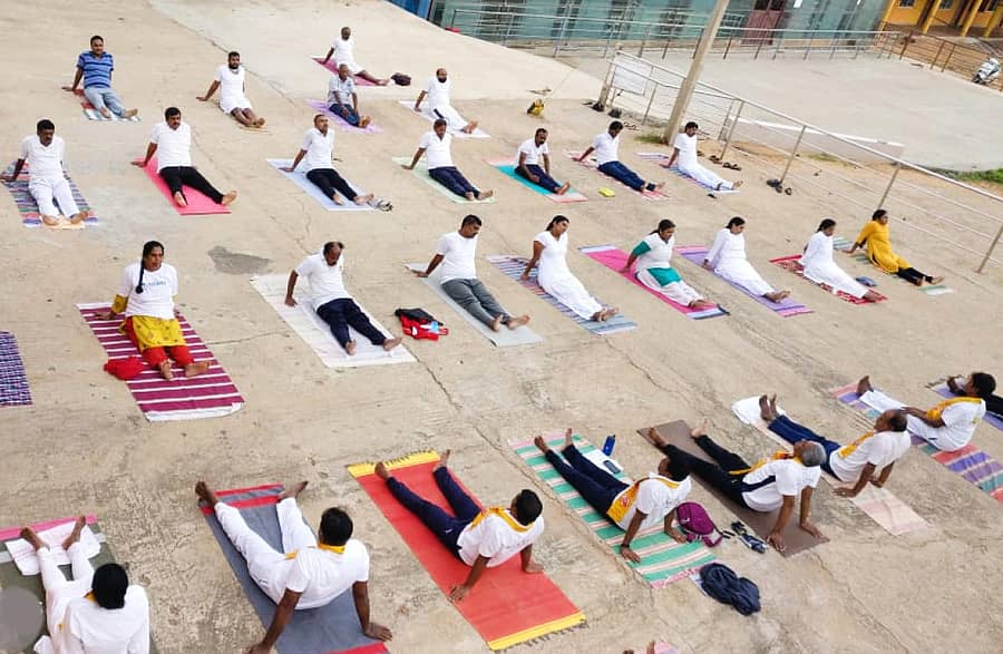 ಪತಂಜಲಿ ಯೋಗ ಸಮಿತಿ ಸದಸ್ಯರು ನಂದಿ ಸಮೀಪದ ಗೋವರ್ಧನ ಗಿರಿ ಬೆಟ್ಟದಲ್ಲಿ ಸಾಮೂಹಿಕ ಯೋಗಾಭ್ಯಾಸ ಮಾಡಿದರು.