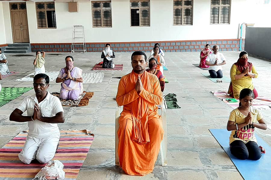 ಹಾವೇರಿಯ ಬಸವಕೇಂದ್ರ ಹೊಸಮಠ ಹಾಗೂ ಪತಂಜಲಿ ಯೋಗ ಕ್ಲಾಸ್ ಆಶ್ರಯದಲ್ಲಿ ಭಾನುವಾರ ನಗರದ ಹೊಸಮಠದಲ್ಲಿ ವಿಶ್ವ ಯೋಗ ದಿನಾಚರಣೆ ನಡೆಯಿತು