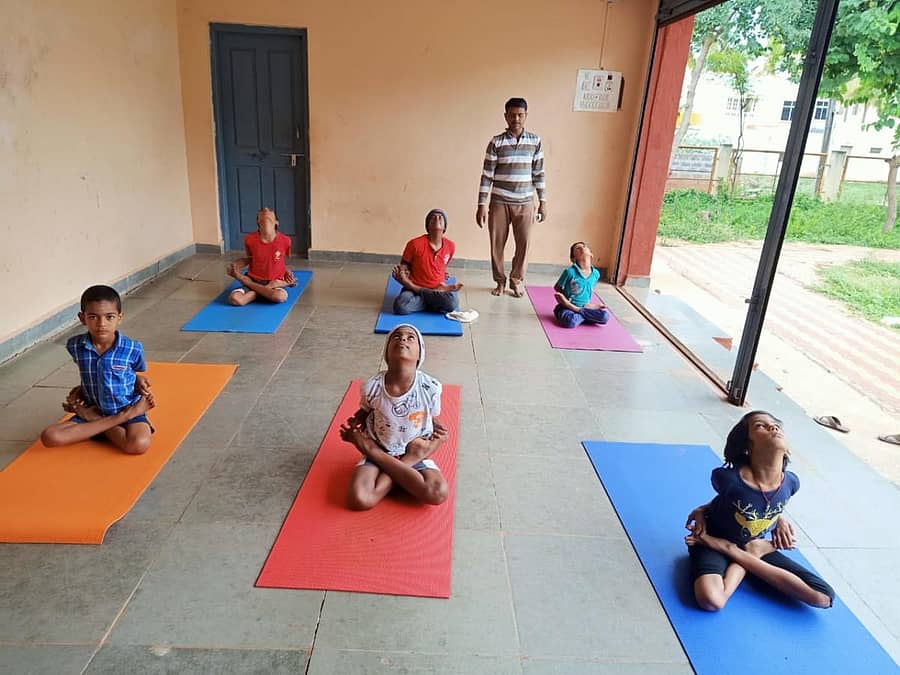 ಯೋಗ ದಿನಾಚರಣೆ ನಿಮಿತ್ತ, ಉಣಕಲ್ನ ಸಿದ್ದಕಲ್ಯಾಣ ನಗರದ ಗಣೇಶ ಗುಡಿಯಲ್ಲಿ ಯೋಗ ಶಿಕ್ಷಕ ಕಾಶಪ್ಪ ಹಡಗಲಿ ನೇತೃತ್ವದಲ್ಲಿ ಮಕ್ಕಳು ಯೋಗಾಭ್ಯಾಸ ಮಾಡಿದರು