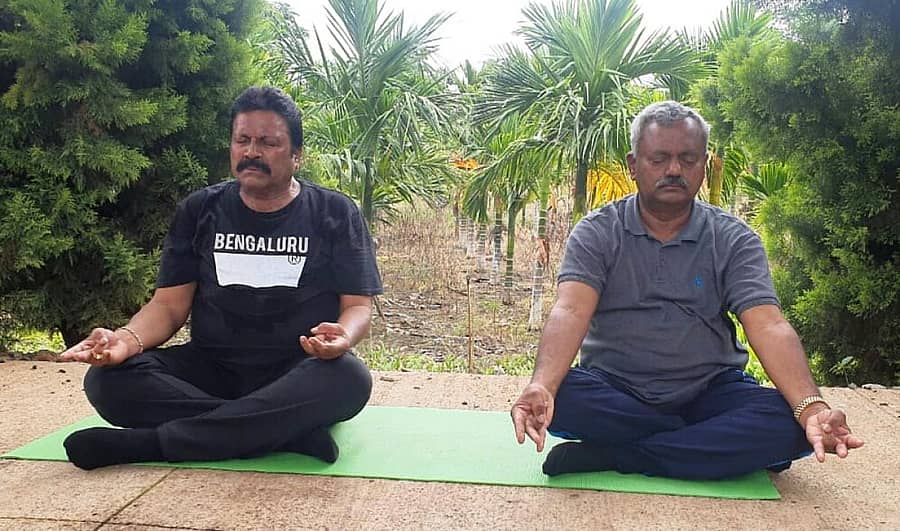 ಸೊರಬ ತಾಲ್ಲೂಕಿನ ಸ್ವಗ್ರಾಮ ಯಲವಾಳದ ಕೃಷಿ ಸಚಿವರ ತೋಟದಲ್ಲಿ ಕೃಷಿ ಸಚಿವ ಬಿ.ಸಿ.ಪಾಟೀಲ್ ಹಾಗೂ ಸಹಕಾರಿ ಸಚಿವ ಎಸ್.ಟಿ.ಸೋಮಶೇಖರ್ ಯೋಗ ಮಾಡಿದರು