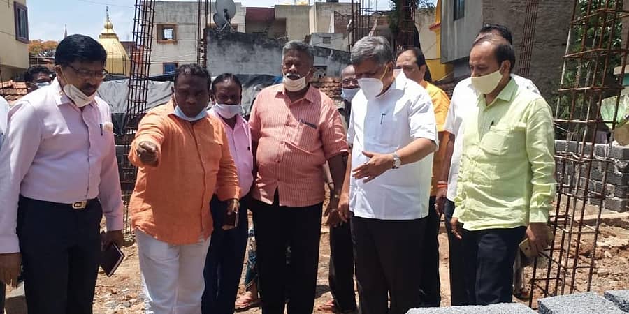 ಹುಬ್ಬಳ್ಳಿಯ ವಾರ್ಡ್ ನಂ. 47ರ ರಾಮನಗರದಲ್ಲಿ ಸ್ಲಂ ಬೋರ್ಡ್ ವತಿಯಿಂದ ನಿರ್ಮಿಸುತ್ತಿರುವ ಮನೆಗಳನ್ನು ಸಚಿವ ಜಗದೀಶ ಶೆಟ್ಟರ್ ವೀಕ್ಷಿಸಿದರು. ಬಿಜೆಪಿ ಮುಖಂಡರದ ಮಹೇಂದ್ರ ಕವತಾಳ್, ಲಿಂಗರಾಜ ಪಾಟೀಲ, ಮಲ್ಲಿಕಾರ್ಜುನ ಸಾವಕಾರ ಇದ್ದಾರೆ