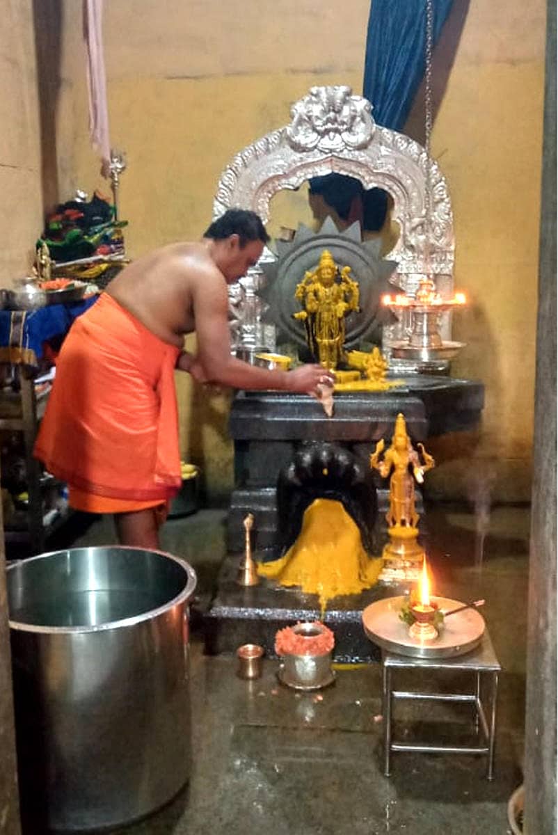 ಗ್ರಹಣ ಮುಕ್ತಾಯವಾದ ನಂತರ ಕನಸವಾಡಿಯಲ್ಲಿನ ಶನಿಮಹಾತ್ಮ ದೇವಾಲಯದ ಗರ್ಭಗುಡಿ ಸ್ವಚ್ಛಗೊಳಿಸುತ್ತಿರುವುದು