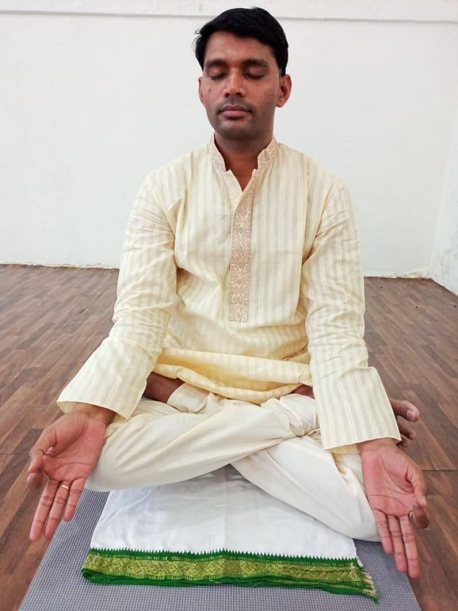 ಯಾದಗಿರಿಯ ಜಿಲ್ಲಾಧಿಕಾರಿ ಎಂ.ಕೂರ್ಮಾರಾವ್ ಅವರು ಮನೆಯಲ್ಲಿ ಯೋಗ ದಿನಾಚರಣೆ ಮಾಡಿದರು