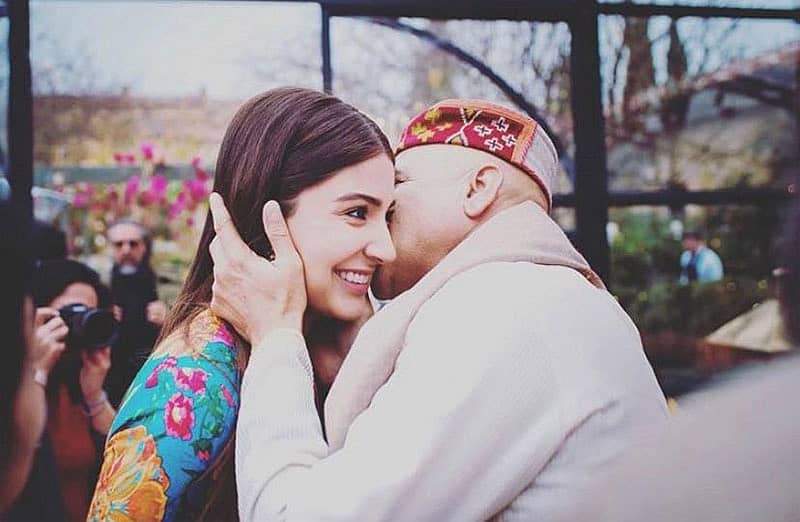 ಅನುಷ್ಕಾ ಮದುವೆಯ ಮೆಹಂದಿ ಕಾರ್ಯಕ್ರಮದಲ್ಲಿ ಅಪ್ಪ ಪ್ರೀತಿಯಿಂದ ಕೆನ್ನೆಗೆ ಮುತ್ತಿಕ್ಕುತ್ತಿರುವ ಫೋಟೊ