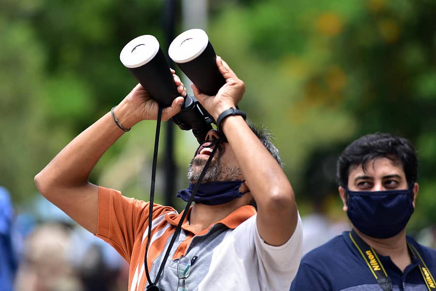 ಜವಾಹರಲಾಲ್ ನೆಹರೂ ತಾರಾಲಯದ ಆವರಣದಲ್ಲಿ ಸೂರ್ಯಗ್ರಹಣ ವೀಕ್ಷಿಸುತ್ತಿರುವ ಖಗೋಳಾಸಕ್ತರು -–ಪ್ರಜಾವಾಣಿ ಚಿತ್ರ