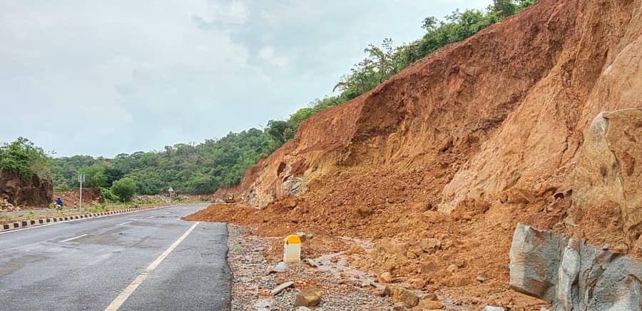 ಕಾರವಾರದ ಬಿಣಗಾ ಘಟ್ಟದಲ್ಲಿ ರಾಷ್ಟ್ರೀಯ ಹೆದ್ದಾರಿ 66ರ ಬದಿಯಲ್ಲಿ ಗುಡ್ಡದಿಂದ ಮಣ್ಣು ಕುಸಿದಿರುವುದು