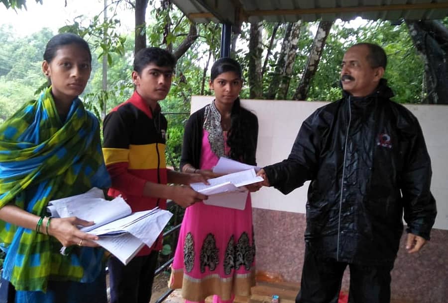 ವಿದ್ಯಾರ್ಥಿಗಳ ಮನೆಗೆ ಹೋಗಿ ಪ್ರಶ್ನೆಪತ್ರಿಕೆ ತಲುಪಿಸಿದ ಶಿರಸಿ ತಾಲ್ಲೂಕು ಇಸಳೂರು ಸರ್ಕಾರಿ ಪ್ರೌಢಶಾಲೆಯ ಶಿಕ್ಷಕ