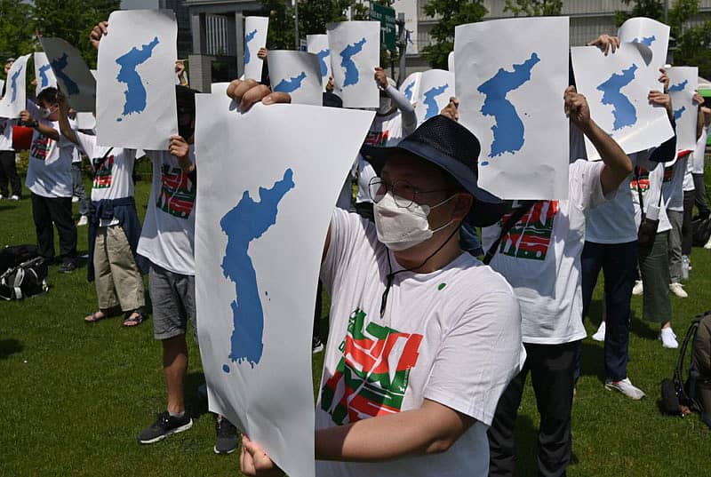 ಕೊರಿಯಾ ಪೆನಿನ್ಸುಲಾ ಭೂಪಟದ ಪೋಸ್ಟರ್ ಹಿಡಿದಿರುವ ದಕ್ಷಿಣ ಕೊರಿಯಾ ನಾಗರಿಕರು–ಪಿಟಿಐ ಸಂಗ್ರಹ ಚಿತ್ರ