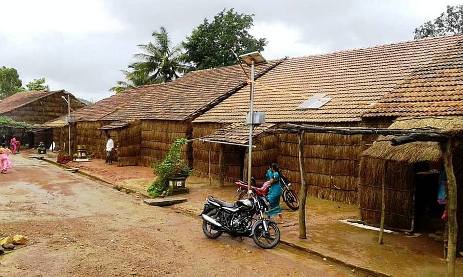 ಖಾನಾಪುರ ತಾಲ್ಲೂಕು ಕಣಕುಂಬಿ ಗ್ರಾಮದ ಮನೆಗಳ ಗೋಡೆಗಳಿಗೆ ಹುಲ್ಲಿನ ಹೊದಿಕೆ ಹಾಕಿರುವುದು