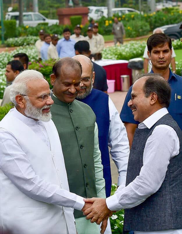 ಲೋಕಸಭೆಯ ಹೊರಗೆ ಉಭಯಕುಶಲೋಪರಿಯಲ್ಲಿ ತೊಡಗಿರುವ ಪ್ರಧಾನಿ ಮೋದಿ ಮತ್ತು ಕಾಂಗ್ರೆಸ್ ನಾಯಕ ಅಧೀರ್ ರಂಜನ್ ಚೌಧರಿ