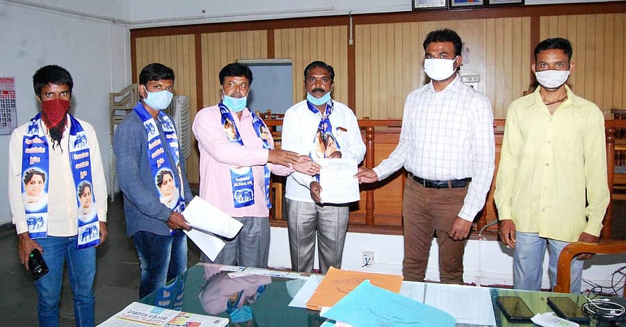 ಪೆಟ್ರೋಲ್‌ ಹಾಗೂ ಡೀಸೆಲ್‌ ಬೆಲೆ ಕಡಿಮೆ ಮಾಡಬೇಕು ಎಂದು ಒತ್ತಾಯಿಸಿ ಶುಕ್ರವಾರ ಬಹುಜನ ಸಮಾಜ ಪಾರ್ಟಿ ಜಿಲ್ಲಾ ಘಟಕದ ಪದಾಧಿಕಾರಿಗಳು ಹುಬ್ಬಳ್ಳಿ ತಹಶೀಲ್ದಾರ್‌ ಶಶಿಧರ ಮಾಡ್ಯಾಳ ಅವರಿಗೆ ಮನವಿ ಸಲ್ಲಿಸಿದರು