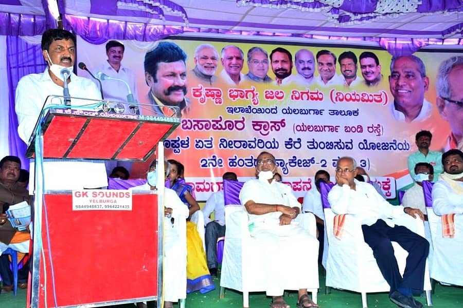 ಯಲಬುರ್ಗಾ ತಾಲ್ಲೂಕು ಬಸಾಪುರ ಗ್ರಾಮದಲ್ಲಿ ಕೆರೆ ತುಂಬಿಸುವ ಯೋಜನೆಯ ಭೂಮಿಪೂಜೆ ಕಾರ್ಯಕ್ರಮದಲ್ಲಿ ಸಚಿವ ರಮೇಶ್ ಜಾರಕಿಹೊಳಿ ಮಾತನಾಡಿದರು (ಎಡಚಿತ್ರ). ಕಾರಟಗಿ ತಾಲ್ಲೂಕಿನ ಮೈಲಾಪುರ ಬಳಿ ಎಡದಂಡೆ ಕಾಲುವೆಯ ಲೈನಿಂಗ್ ಕಾಮಗಾರಿಗೆ ಸಚಿವ ರಮೇಶ್ ಜಾರಕಿಹೊಳಿ ಭೂಮಿಪೂಜೆ ನೆರವೇರಿಸಿದರು