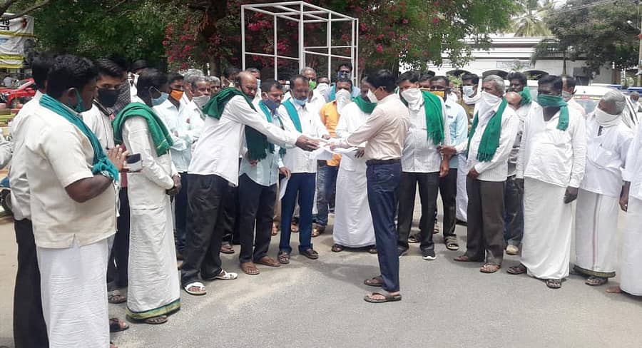 ರೇಷ್ಮೆ ದರ ಕುಸಿತದಿಂದ ಆತಂಕಗೊಂಡ ಬೆಳೆಗಾರರು ಚಿತ್ರದುರ್ಗದಲ್ಲಿ ಪ್ರತಿಭಟನೆ ನಡೆಸಿ ಹೆಚ್ಚುವರಿ ಜಿಲ್ಲಾಧಿಕಾರಿ ಸಿ.ಸಂಗಪ್ಪ ಅವರಿಗೆ ಮನವಿ ಸಲ್ಲಿಸಿದರು.