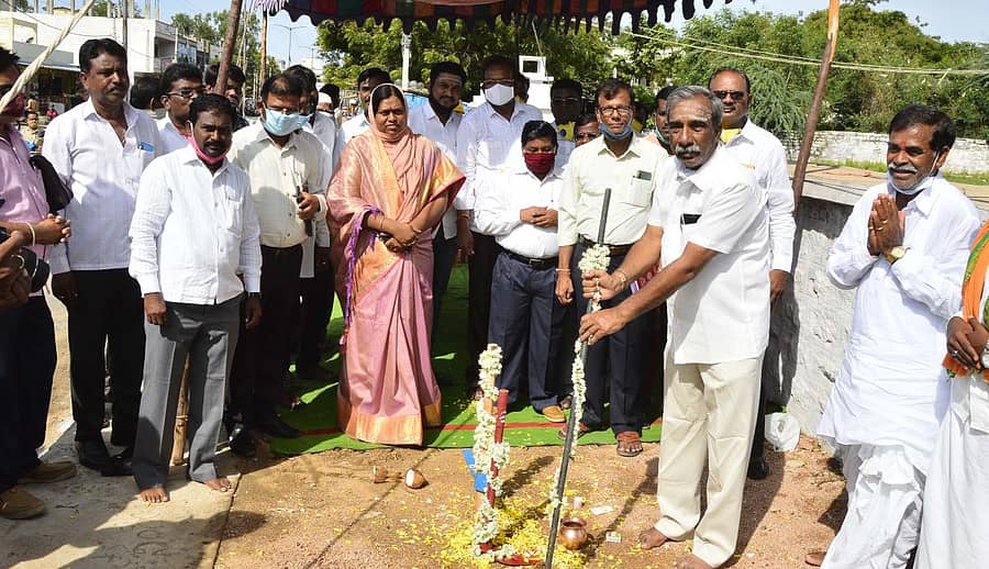 ₹1.25 ಕೋಟಿ ವೆಚ್ಚದ ರಸ್ತೆ ಮತ್ತು ಚರಂಡಿ ಹಾಗೂ ಪುಟಪಾತ್ ನಿರ್ಮಾಣ ಕಾಮಗಾರಿಗೆ ಶಾಸಕ ವೆಂಕಟರೆಡ್ಡಿ ಮುದ್ನಾಳ ಶುಕ್ರವಾರ ಪೂಜೆ ಸಲ್ಲಿಸಿದರು