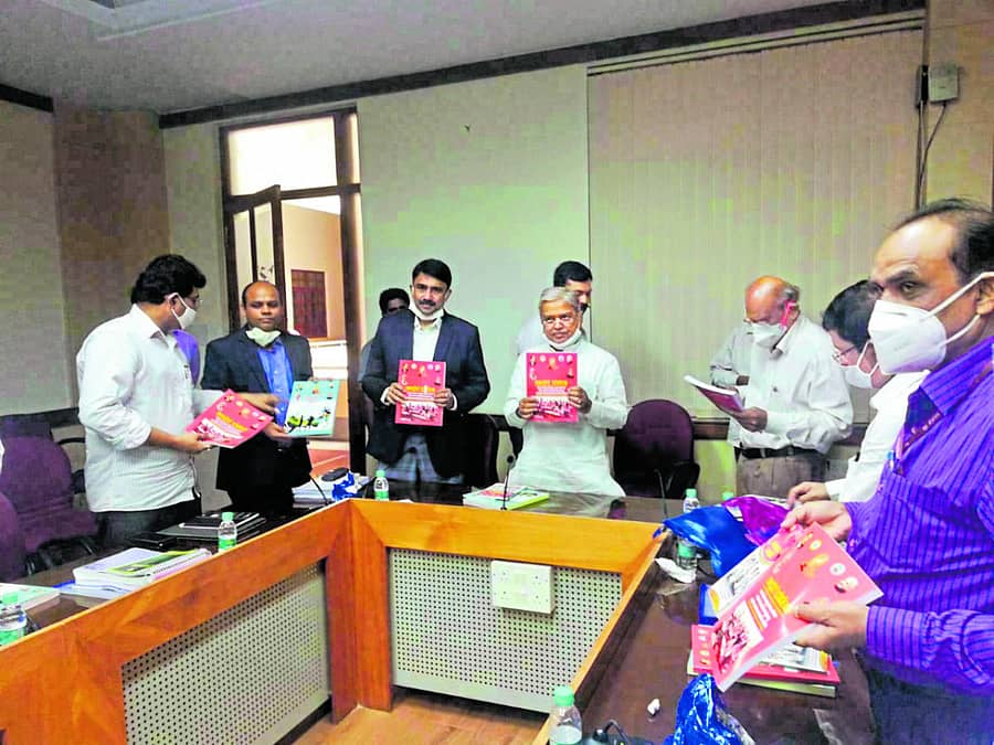 ಉಪಮುಖ್ಯಮಂತ್ರಿ ಗೋವಿಂದ ಕಾರಜೋಳ ಅವರು ಶುಕ್ರವಾರ ಬೆಂಗಳೂರಿನಲ್ಲಿ ‘ಸಮರ್ಥರ ಸಾಧನೆ’, ‘ಸಾಧನ ದರ್ಪಣ’ ಹಾಗೂ ‘ನಮ್ಮ ಪ್ರಯಾಣದ ಹೆಜ್ಜೆಗಳು’ ಪುಸ್ತಕಗಳನ್ನು ಬಿಡುಗಡೆಗೊಳಿಸಿದರು.