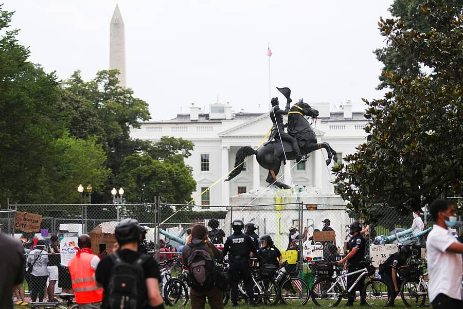 ಜನಾಂಗೀಯ ದ್ವೇಷದ ವಿರುದ್ಧ ಪ್ರತಿಭಟನೆ ನಡೆಸುತ್ತಿರುವ ಕಪ್ಪುವರ್ಣೀಯರು ಅಮೆರಿಕದ ಮಾಜಿ ಅಧ್ಯಕ್ಷ ಆ್ಯಂಡ್ರ್ಯು ಜಾಕ್ಸನ್ ಅವರ ಪ್ರತಿಮೆಯನ್ನು ಕೆಡವಲು ಪ್ರಯತ್ನಿಸಿದ ಸಂದರ್ಭ–ರಾಯಿಟರ್ಸ್ ಚಿತ್ರ