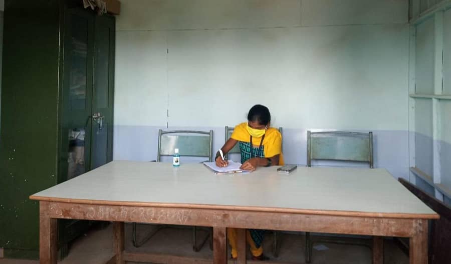 ಧಾರವಾಡದ ಅಳ್ನಾವರದ ಬಾಲಿಕಾ ಪ್ರೌಢಶಾಲೆ ವಿದ್ಯಾರ್ಥಿನಿ ಶನಿವಾರ ನಡೆದ ಗಣಿತ ಪರೀಕ್ಷೆಯನ್ನು ಬರೆದ ಗೀತಾ ಕುಳೆ