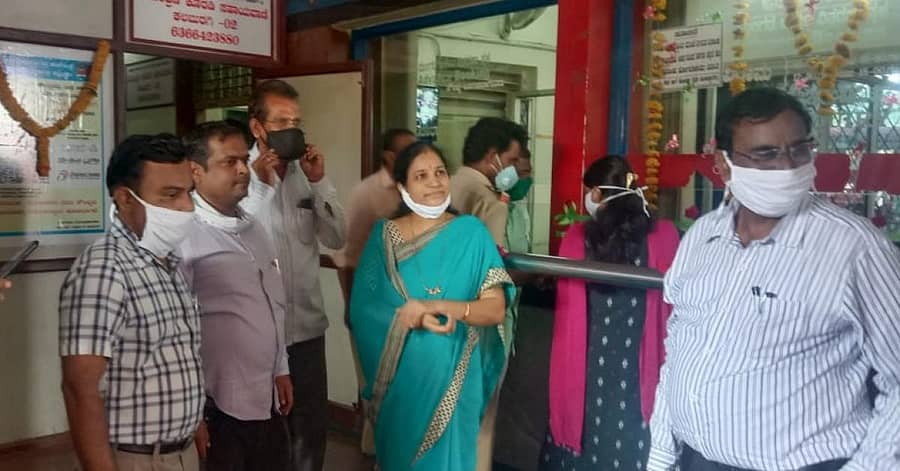 ಕಲಬುರ್ಗಿ ಕೇಂದ್ರ ಬಸ್ ನಿಲ್ದಾಣದಲ್ಲಿ ಶನಿವಾರ ಮುಂಗಡ ಟಿಕೆಟ್ ಕಾಯ್ದಿರಿಸುವ ಹಾಗೂ ತಿಂಗಳ ಪಾಸ್ ನೀಡುವ ಕೌಂಟರ್ಗಳನ್ನು ಎನ್ಇಕೆಎಸ್ಆರ್ಟಿಸಿ ಅಧಿಕಾರಿಗಳು ಪರಿಶೀಲಿಸಿದರು