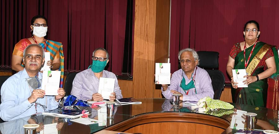‘ಕೋವಿಡ್ 19 ಮತ್ತು ಮಾನಸಿಕ ಆರೋಗ್ಯ’ ಕುರಿತ ಮಾಹಿತಿ ಪುಸ್ತಕವನ್ನು ನಿಮ್ಹಾನ್ಸ್ ನಿರ್ದೇಶಕ ಡಾ. ಬಿ.ಎನ್. ಗಂಗಾಧರ್ ಬಿಡುಗಡೆಗೊಳಿಸಿದರು. ಹಿರಿಯ ಮನೋವೈದ್ಯ ಡಾ. ಎಸ್. ಚತುರ್ವೇದಿ, ಮಾನಸಿಕ ಆರೋಗ್ಯ ವಿಭಾಗದ ಸಹಾಯಕ ಪ್ರಾಧ್ಯಾಪಕಿ ಡಾ. ಲತಾ, ಹಿರಿಯ ಪ್ರಾಧ್ಯಾಪಕರಾದ ಡಾ. ಸತೀಶ್ ಚಂದ್ರ ಗಿರಿಮಾಜಿ, ಡಾ. ಕೆ.ಎಸ್. ಮೀನಾ ಇದ್ದಾರೆ