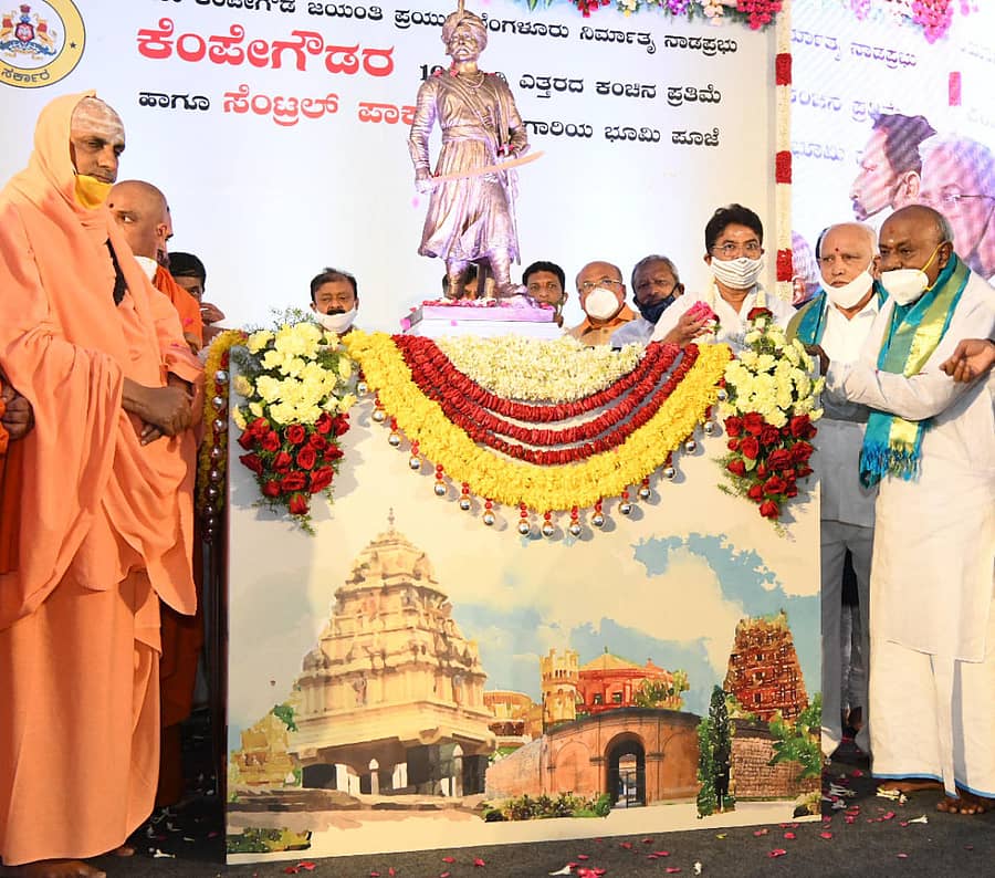 ಕೆಂಪೇಗೌಡ ವಿಮಾನ ನಿಲ್ದಾಣದಲ್ಲಿ ತಲೆ ಎತ್ತಲಿರುವ ಕೆಂಪೇಗೌಡರ ಪ್ರತಿಮೆಯ ಮಾದರಿಯನ್ನು ಅನಾವರಣಗೊಳಿಸಲಾಯಿತು. ಸುತ್ತೂರು ಮಠದ ಶಿವರಾತ್ರಿ ದೇಶಿಕೇಂದ್ರ ಸ್ವಾಮೀಜಿ, ಆದಿಚುಂಚನಗಿರಿ ಮಠದ ನಿರ್ಮಲಾನಂದನಾಥ ಸ್ವಾಮೀಜಿ, ಮುಖ್ಯಮಂತ್ರಿ ಬಿ.ಎಸ್.ಯಡಿಯೂರಪ್ಪ, ಜೆಡಿಎಸ್ ವರಿಷ್ಠ ಎಚ್.ಡಿ.ದೇವೇಗೌಡ, ಕಂದಾಯ ಸಚಿವ ಆರ್.ಅಶೋಕ, ತೋಟಗಾರಿಕೆ ಸಚಿವ ನಾರಾಯಣಗೌಡ ಹಾಗೂ ಇತರರು ಇದ್ದರು -ಪ್ರಜಾವಾಣಿ ಚಿತ್ರ