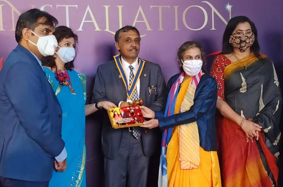 ನಿಕಟಪೂರ್ವ ಗವರ್ನರ್ ಸಮೀರ್ ಹರಿಯಾನಿ ಅವರಿಂದ (ಎಡದಿಂದ ಮೂರನೆಯವರು) ಬಿ.ಎಲ್.ನಾಗೇಂದ್ರ ಪ್ರಸಾದ್ ಅಧಿಕಾರ ಸ್ವೀಕರಿಸಿದರು. ಸಂಸದೆ ಸುಮಲತಾ ಅಂಬರೀಷ್, ರೂಪಾ ಹರಿಯಾನಿ, ಮೀರಾ ನಾಗೇಂದ್ರ ಪ್ರಸಾದ್ ಇದ್ದಾರೆ.