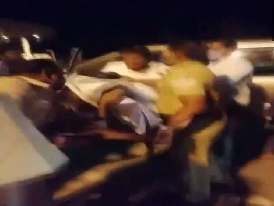 ಮಾಜಿ ಸಂಸದ ಅರ್ಜುನನ್ ಪೊಲೀಸ್ ಅಧಿಕಾರಿಗೆ ಕಾಲಿನಿಂದ ಒದೆಯುತ್ತಿರುವ ದೃಶ್ಯ