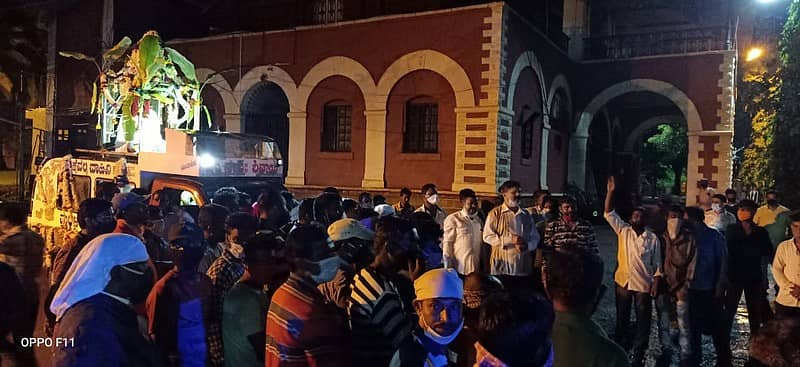 ಪೌರ ಕಾರ್ಮಿಕನ ಮೃತದೇಹ ತೆಗೆದುಕೊಂಡು ಮಹಾನಗರ ಪಾಲಿಕೆಗೆ ಬಂದ ಪೌರಕಾರ್ಮಿಕರ ಸಂಘದ ಮುಖಂಡರೊಂದಿಗೆ ಆಯುಕ್ತ ಸುರೇಶ ಇಟ್ನಾಳ ಚರ್ಚಿಸಿದರು