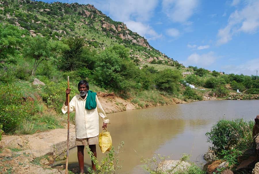 ತಾವು ನಿರ್ಮಿಸಿರುವ ಕೆರೆಯ ಜೊತೆ ಕಾಮೇಗೌಡ