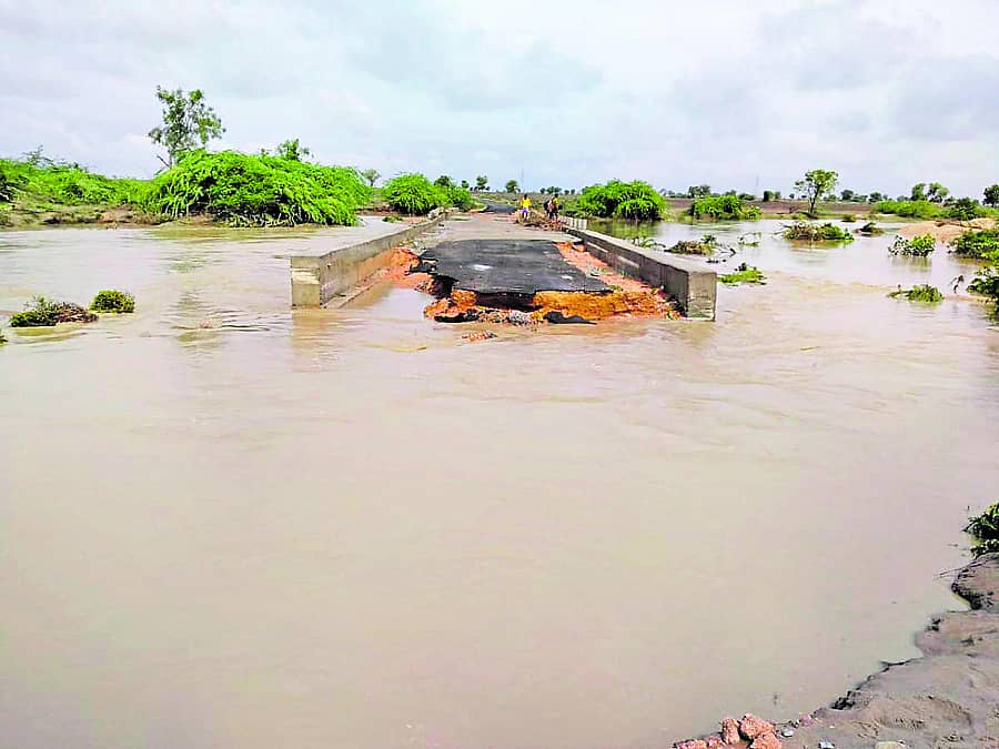 ಯಾದಗಿರಿ ಜಿಲ್ಲೆಯ ಸೈದಾಪುರ ಸಮೀಪದ ಸಂಗ್ವಾರ- –ಗೊಂದಡಗಿ ಗ್ರಾಮಕ್ಕೆ ಸಂಪರ್ಕ ಕಲ್ಪಿಸುವ ರಸ್ತೆ, ಸೇತುವೆ ಮಳೆಗೆ ಕೊಚ್ಚಿಹೋಗಿದೆ