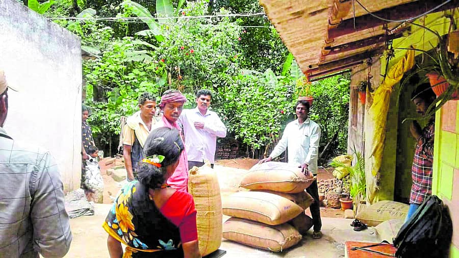 ಬಿಳಿಗಿರಿ ಸೋಲಿಗಾಸ್ ಪ್ರೊಡ್ಯೂಸರ್ ಕಂಪನಿ ಲಿಮಿಟೆಡ್‌ನ ಸದಸ್ಯರು ಬಿ.ಆರ್. ಹಿಲ್ಸ್‌ನಲ್ಲಿ ಸೋಲಿಗ ಬುಡಕಟ್ಟು ಜನಾಂಗದ ಮನೆ ಬಾಗಿಲಿಗೆ ತೆರಳಿ ಕಾಳು ಮೆಣಸು ಮತ್ತು ಕಾಫಿಬೀಜವನ್ನು ಖರೀದಿಸುತ್ತಿರುವ ದೃಶ್ಯ