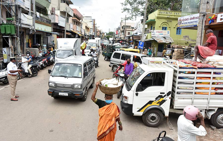ನಾಲ್ಕು ದಿನಗಳಿಂದ ವ್ಯಾಪಾರ ಸ್ಥಗಿತಗೊಂಡಿದ್ದ ಮೈಸೂರಿನ ಸಂತೆಪೇಟೆಯಲ್ಲಿ ಸೋಮವಾರ ವಹಿವಾಟು ಪುನರಾರಂಭಗೊಂಡಿತು
