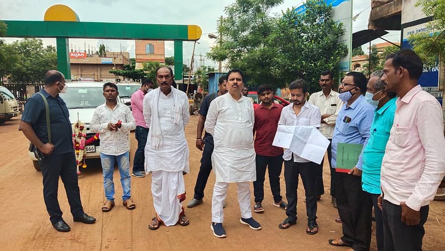 ಹುಮನಾಬಾದ್ನ ಕೃಷಿ ಉತ್ಪನ್ನ ಮಾರುಕಟ್ಟೆಗೆ ಶಾಸಕ ರಾಜಶೇಖರ ಪಾಟೀಲ ಭಾನುವಾರ ಭೇಟಿ ನೀಡಿ ಪರಿಶೀಲಿಸಿದರು