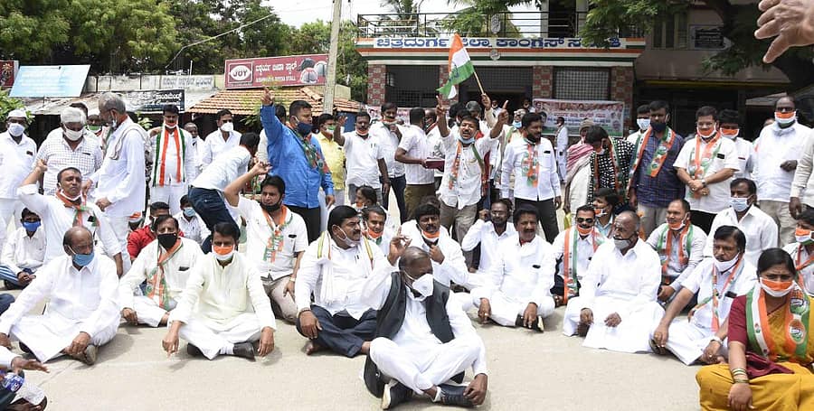 ಇಂಧನ ಬೆಲೆ ಏರಿಕೆ ವಿರೋಧಿಸಿ ಚಿತ್ರದುರ್ಗದ ಒನಕೆ ಓಬವ್ವ ವೃತ್ತದಲ್ಲಿ ಕಾಂಗ್ರೆಸ್ ವತಿಯಿಂದ ಸೋಮವಾರ ಪ್ರತಿಭಟನೆ ನಡೆಸಲಾಯಿತು.