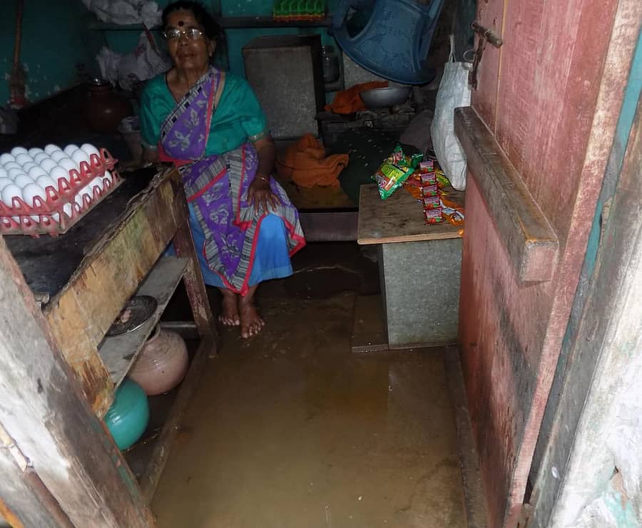 ಚರಂಡಿ ಕಟ್ಟಿದ ಪರಿಣಾಮ ಸೋಮವಾರ ಸಂಜೆ ಸುರಿದ ಮಳೆಗೆ ಎಸ್ವಿಪಿ ಬಾರ್ ಪಕ್ಕದ ರಸ್ತೆಯ ಮನೆಗೆ ನೀರು ನುಗ್ಗಿತ್ತು.