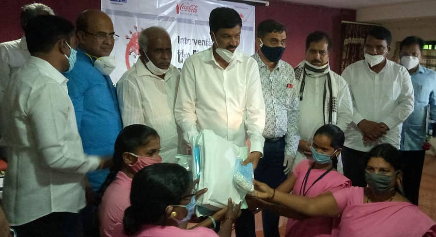 ಬೆಳಗಾವಿಯಲ್ಲಿ ಸೋಮವಾರ ಸಮರ್ಥನಂ ಅಂಗವಿಕಲ ಸಂಸ್ಥೆಯು ಹಮ್ಮಿಕೊಂಡಿದ್ದ ಕೊರೊನಾ ಸೇನಾನಿಗಳಿಗೆ ಸನ್ಮಾನ ಕಾರ್ಯಕ್ರಮದಲ್ಲಿ ಜಿಲ್ಲಾ ಉಸ್ತುವಾರಿ ಸಚಿವ ರಮೇಶ ಜಾರಕಿಹೊಳಿ ಅವರು ಆಶಾ ಕಾರ್ಯಕರ್ತೆಯರಿಗೆ ಆರೋಗ್ಯ ಸುರಕ್ಷಾ ಕಿಟ್ ವಿತರಿಸಿದರು.