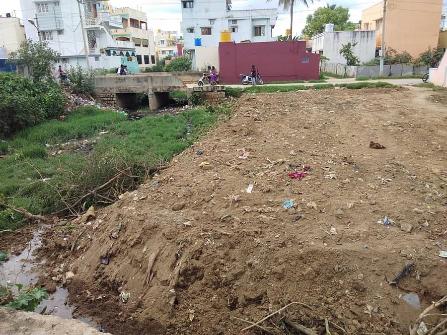 ಬಂಗಾರಪೇಟೆ ಅಮರಾವತಿ ನಗರದ ಗಾಯತ್ರಿ ದೇಗುಲದ ಬಳಿ ರಾಜಕಾಲುವೆಗೆ ಮಣ್ಣು ಸುರಿದಿರುವುದು