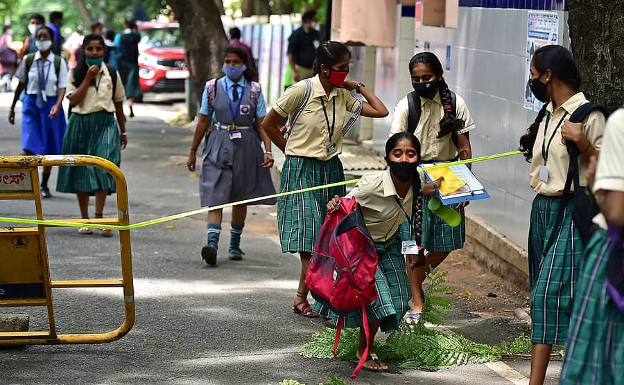 ಬೆಂಗಳೂರಿನ ಹನುಮಂತನಗರದ ಸರ್ಕಾರಿ ಹಿರಿಯ ಪ್ರಾಥಮಿಕ ಮತ್ತು ಪ್ರೌಢ ಶಾಲೆಯಲ್ಲಿ ಸೋಮವಾರ ಎಸ್ಸೆಸ್ಸೆಲ್ಸಿ ವಿಜ್ಞಾನ ಪರೀಕ್ಷೆ ಮುಗಿಸಿ ಹೊರಬಂದ ವಿದ್ಯಾರ್ಥಿಗಳು -- –ಪ್ರಜಾವಾಣಿ ಚಿತ್ರ