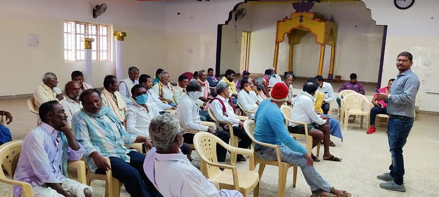 ಆಸಕ್ತ ರೈತರಿಗೆ ಐಆ‌ರ್‌ಐಡಿಎಸ್ ಸಂಸ್ಥೆಯ ಪ್ರತಿನಿಧಿಗಳು ಮಾಹಿತಿ ನೀಡುತ್ತಿರುವುದು