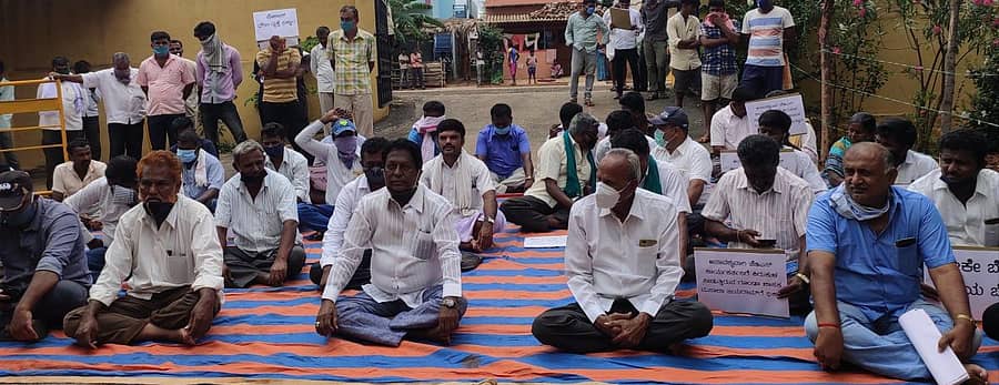 ಗುಬ್ಬಿ ತಾಲ್ಲೂಕಿನ ಸಿ.ಎಸ್.ಪುರ ಹೋಬಳಿ ಠಾಣೆ ಪಿಎಸ್‌ಐ ನಾಗರಾಜು ಶಾಸಕ ಮಸಾಲ ಜಯರಾಮ್ ಅವರ ಕುಮ್ಮಕ್ಕಿನಿಂದ ಕ್ಷೇತ್ರದ ಸಾರ್ವಜನಿಕರು ಮತ್ತು ಜೆಡಿಎಸ್ ಕಾರ್ಯಕರ್ತರೊಂದಿಗೆ ಮನಸ್ಸಿಗೆ ಬಂದಂತೆ ವರ್ತಿಸುತ್ತಿದ್ದಾರೆ ಎಂದು ಠಾಣೆಯ ಮುಂದೆ ಮಾಜಿ ಶಾಸಕ ಎಂ.ಟಿ. ಕೃಷ್ಣಪ್ಪ ಮತ್ತು ಬೆಂಬಲಿಗರು ಸೋಮವಾರ ಪ್ರತಿಭಟಿಸಿದರು.ಮಾಜಿ ಶಾಸಕ ಎಂ.ಟಿ.ಕೃಷ್ಣಪ್ಪ, ನಂಜೇಗೌಡ, ರಾಮು, ಈಶ್ವರ್ ಗೌಡ, ತಾ.ಪಂ. ಸದಸ್ಯ ತಿಮ್ಮರಾಜು ಇದ್ದರು.