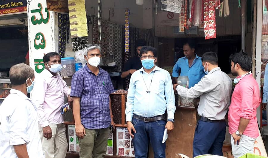 ಹಾವೇರಿ ಜಿಲ್ಲಾ ತಂಬಾಕು ನಿಯಂತ್ರಣ ಕೋಶ ಹಾಗೂ ವಿವಿಧ ಅಧಿಕಾರಿಗಳ ತಂಡ ಹಿರೇಕೆರೂರು ಪಟ್ಟಣದಲ್ಲಿ ತಂಬಾಕು ಉತ್ಪನ್ನ ಮಾರಾಟ ಮಾಡುತ್ತಿದ್ದ ವಿವಿಧ ಅಂಗಡಿಗಳ ಮೇಲೆ ದಾಳಿ ನಡೆಸಿತು