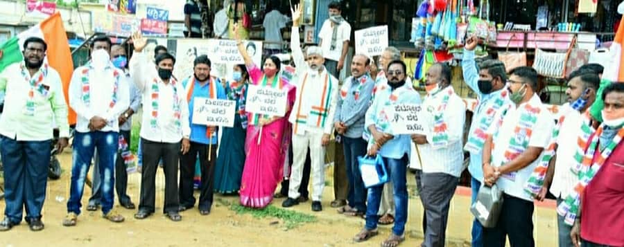 ಗುಬ್ಬಿ ಪಟ್ಟಣದ ಬಸ್ ನಿಲ್ದಾಣದಲ್ಲಿ ಪೆಟ್ರೋಲ್ ಮತ್ತು ಡೀಸಲ್ ದರ ಕಡಿತ ಮಾಡುವಂತೆ ಕಾಂಗ್ರೆಸ್ ಪಕ್ಷದಿಂದ ಮೌನ ಪ್ರತಿಭಟನೆ ಮಾಡಲಾಯಿತು