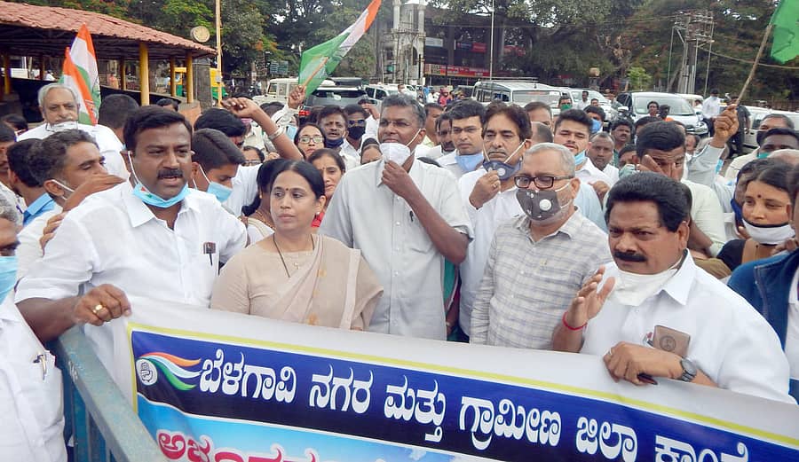 ಬೆಳಗಾವಿಯಲ್ಲಿ  ಸೋಮವಾರ ತೈಲ ಬೆಲೆ ಏರಿಕೆ ಖಂಡಿಸಿ ಕಾಂಗ್ರೆಸ್‌ ಪ್ರತಿಭಟನೆ ನಡೆಸಿತು. ಕೆಪಿಸಿಸಿ ಕಾರ್ಯಾಧ್ಯಕ್ಷ ಸತೀಶ ಜಾರಕಿಹೊಳಿ, ಶಾಸಕಿ ಲಕ್ಷ್ಮಿ  ಹೆಬ್ಬಾಳಕರ, ವಿನಯ ನಾವಲಗಟ್ಟಿ, ಇತರರು ಭಾಗವಹಿಸಿದ್ದರು.