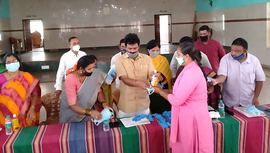 ಆನೇಕಲ್ ತಾಲ್ಲೂಕಿನ ಅತ್ತಿಬೆಲೆಯಲ್ಲಿ ನಡೆದ ಅಧಿಕಾರಿಗಳ ಸಭೆಯಲ್ಲಿ ಕೊರೊನಾ ವಾರಿಯರ್ಸ್ಗೆ ಶಾಸಕ ಬಿ.ಶಿವಣ್ಣ ಸುರಕ್ಷತಾ ಸಾಮಗ್ರಿಗಳನ್ನು ವಿತರಿಸಿದರು
