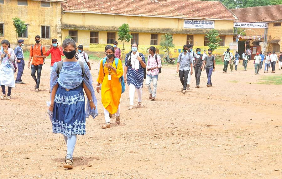 ಹಾವೇರಿ ನಗರದ ಮುನ್ಸಿಪಲ್ ಹೈಸ್ಕೂಲ್ ಎಸ್ಸೆಸ್ಸೆಲ್ಸಿ ಪರೀಕ್ಷಾ ಕೇಂದ್ರದಿಂದ ಸೋಮವಾರ ಅಂತರ ಕಾಯ್ದುಕೊಂಡು ಹೊರಬಂದ ವಿದ್ಯಾರ್ಥಿಗಳು
