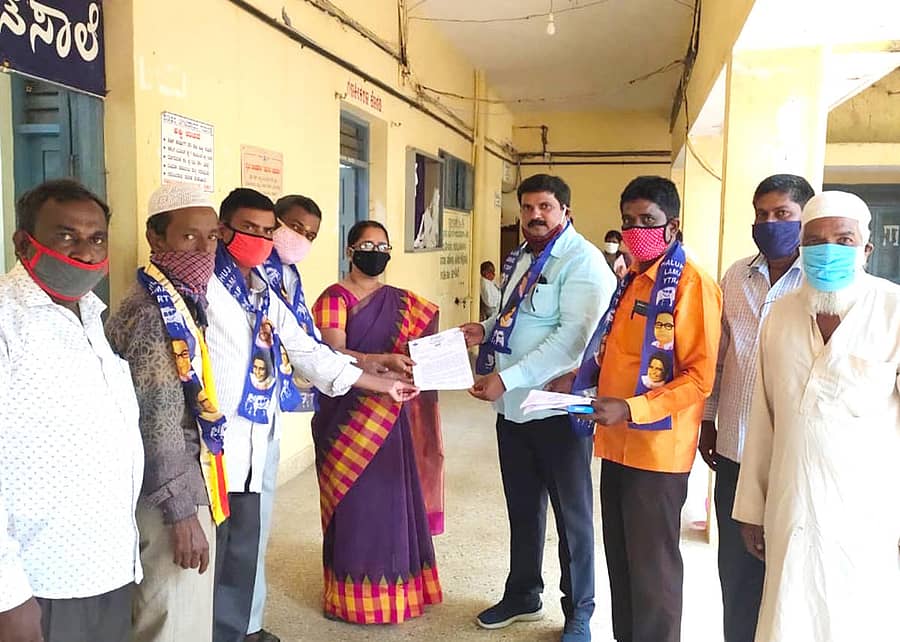 ಗ್ರೇಡ್‌-2 ತಹಶೀಲ್ದಾರ್‌ ವಿಜಯಕುಮಾರಿ ಅವರಿಗೆ ಮನವಿ ಸಲ್ಲಿಸಲಾಯಿತು. ಮುಖಂಡರು ಇದ್ದರು