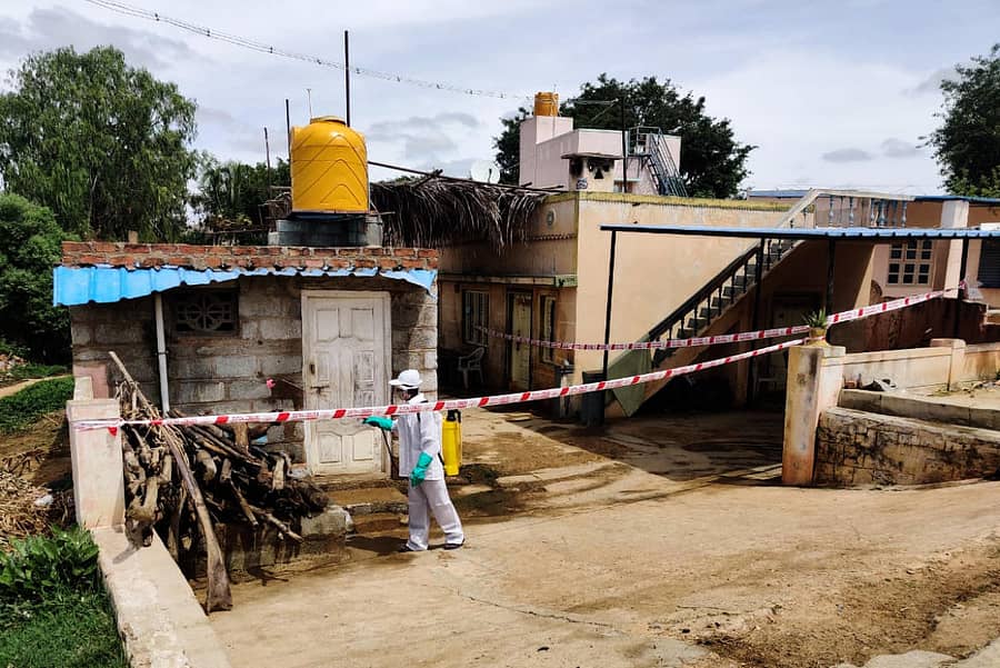 ಗೌರಿಬಿದನೂರು ತಾಲ್ಲೂಕಿನ ಚಿಕ್ಕಹೊಸಹಳ್ಳಿ ಗ್ರಾಮದಲ್ಲಿ ಕೋವಿಡ್ ಸೋಂಕಿತರ ಮನೆ ಪ್ರದೇಶವನ್ನು ಸೀಲ್‌ಡೌನ್‌ ಮಾಡಿದ ಆರೋಗ್ಯ ಇಲಾಖೆ ಸಿಬ್ಬಂದಿ ಅಲ್ಲಿ ವೈರಸ್‌ ನಾಶಕ ದ್ರಾವಣ ಸಿಂಪಡಿಸಿದರು.