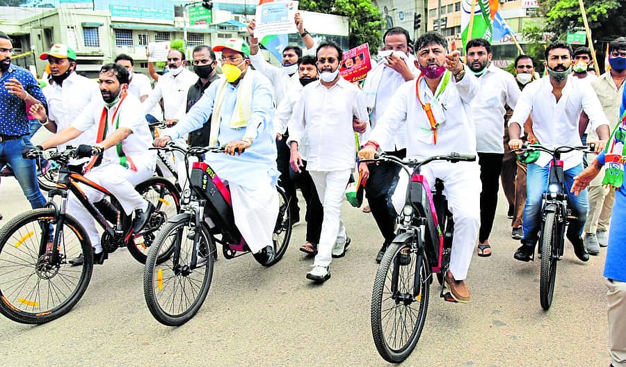 ಬೆಂಗಳೂರಿನಲ್ಲಿ ನಡೆದ ಪ್ರತಿಭಟನಾ ಸ್ಥಳಕ್ಕೆ ಕೆಪಿಸಿಸಿ ಕಾರ್ಯಾಧ್ಯಕ್ಷ ಸಲೀಂ ಅಹ್ಮದ್, ವಿಧಾನಸಭೆ ವಿರೋಧ ಪಕ್ಷದ ನಾಯಕ ಸಿದ್ದರಾಮಯ್ಯ, ಕೆಪಿಸಿಸಿ ಅಧ್ಯಕ್ಷ ಡಿ.ಕೆ.ಶಿವಕುಮಾರ್ ಸೈಕಲ್ನಲ್ಲಿ ಬಂದರು - –ಪ್ರಜಾವಾಣಿ ಚಿತ್ರ