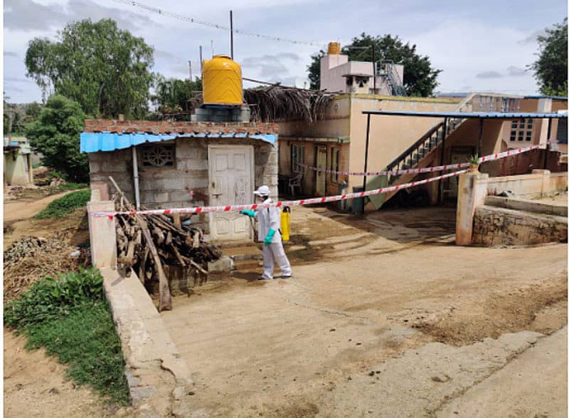 ಗೌರಿಬಿದನೂರು ತಾಲ್ಲೂಕಿನ ಚಿಕ್ಕಹೊಸಹಳ್ಳಿ ಗ್ರಾಮದಲ್ಲಿ ಸೋಂಕಿತರ ಮನೆಗಳ ಪ್ರದೇಶಗಳನ್ನು ಸೀಲ್ ಡೌನ್ ಮಾಡಿ, ವೈರಸ್ ನಾಶಕ ದ್ರಾವಣ ಸಿಂಪಡಿಸಲಾಯಿತು.