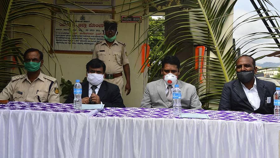 ಯಾದಗಿರಿಯ ಮಹಿಳಾ ಪೊಲೀಸ್ ಠಾಣೆಯಲ್ಲಿ ಕಾನೂನು ಸೇವಾ ಕೇಂದ್ರದ ಉದ್ಘಾಟನಾ ಕಾರ್ಯಕ್ರಮ ನಡೆಯಿತು