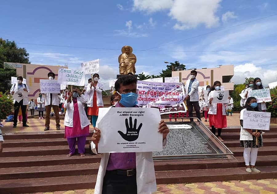  ಬಾಕಿ ಇರುವ ಶಿಷ್ಯ ವೇತನ ಬಿಡುಗಡೆಗೆ ಒತ್ತಾಯಿಸಿ ದಾವಣಗೆರೆಯ ಜಯದೇವ ವೃತ್ತದಲ್ಲಿ ಜೆ.ಜೆ.ಎಂ.ಎಂ.ಸಿ ಜೂನಿಯರ್‌ ಡಾಕ್ಟರ್ಸ್‌ ಅಸೋಸಿಯೇಷನ್‌ ನೇತೃತ್ವದಲ್ಲಿ ವೈದ್ಯ ವಿದ್ಯಾರ್ಥಿಗಳು ಪ್ರತಿಭಟನೆ ನಡೆಸಿದರು.